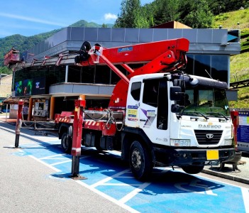 정선 화암동굴에서 판넬 작업 중인 정선스카이